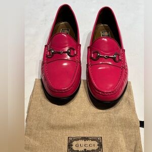 $990 Gucci Pink patent leather loafer size 38.5